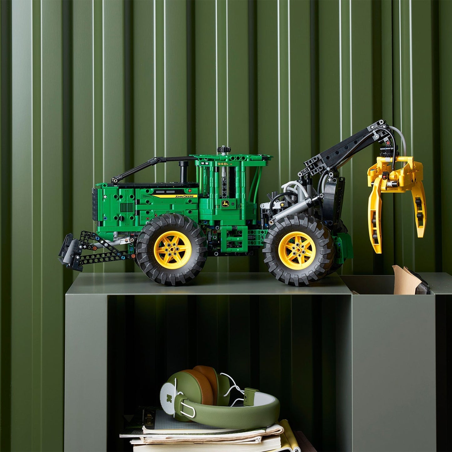 LEGO® Technic™ John Deere 948L-II Skidder - Mô Hình Xe Kéo Gỗ Kỹ Thuật LEGO 42157 - Hình ảnh bổ sung 4