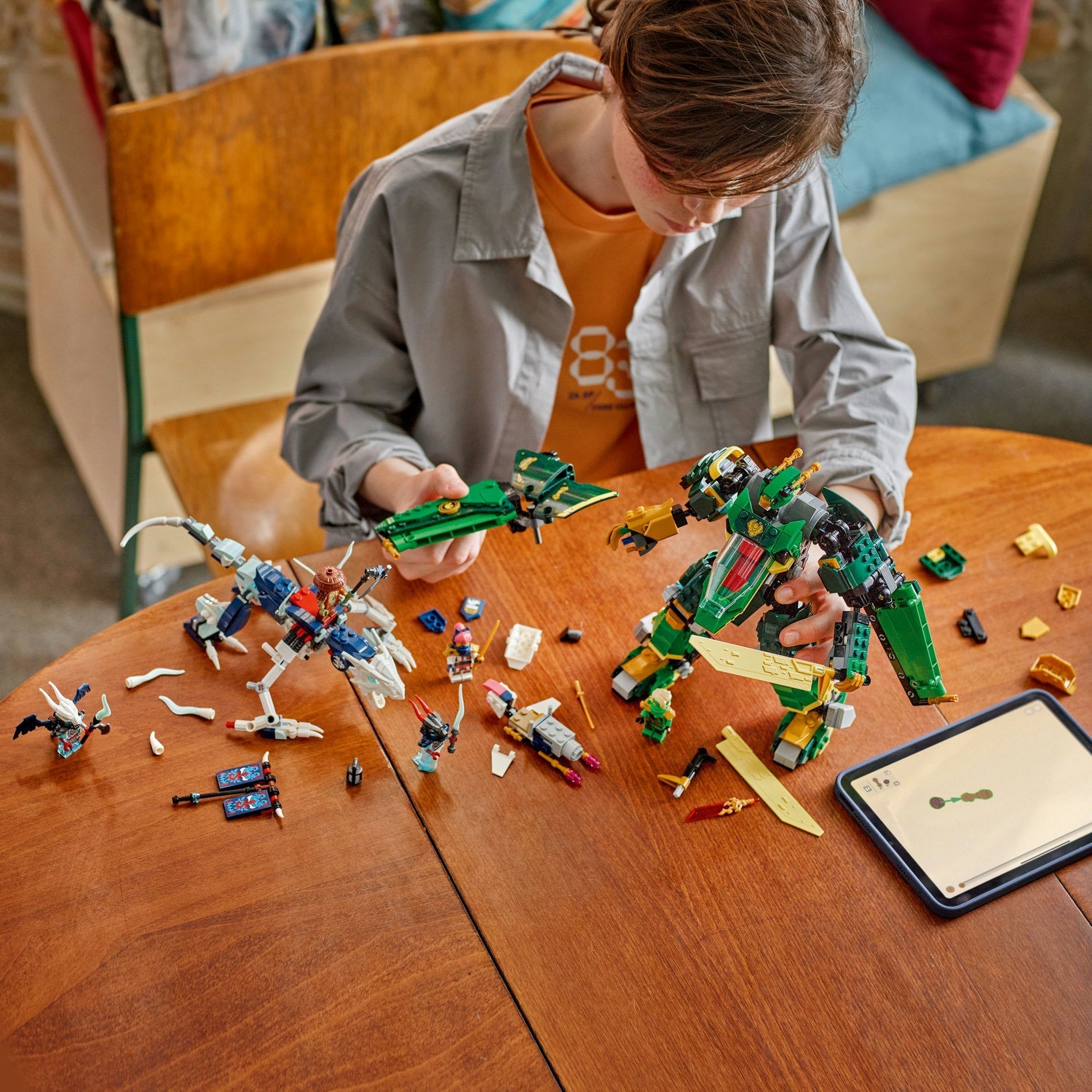LEGO® NINJAGO® Lloyd’s Jet Mech - Robot Biến Hình 2 Trong 1 - LEGO 71845 - Hình ảnh bổ sung 4