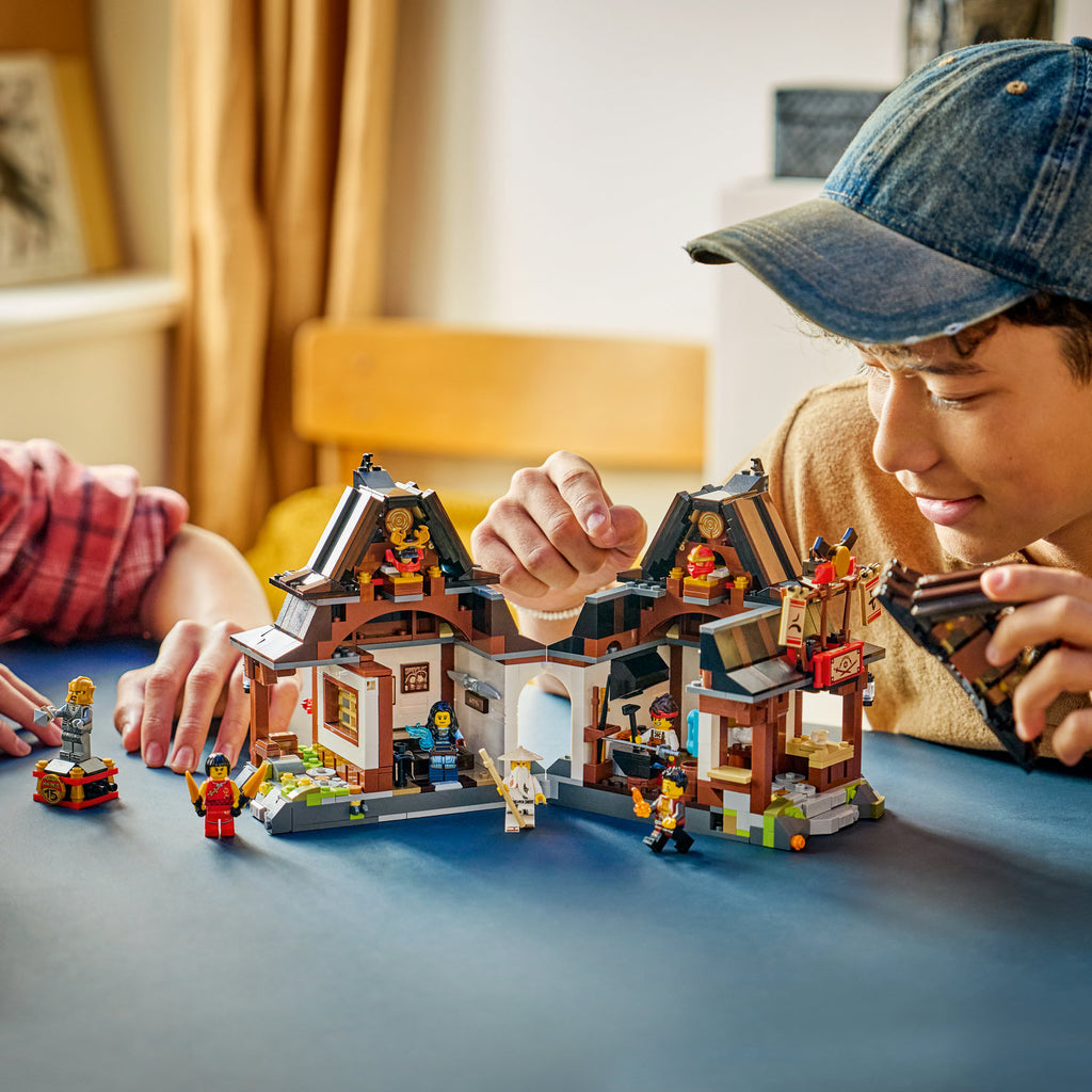 LEGO® NINJAGO® Four Weapons Blacksmith 15th Anniversary - Tiệm Rèn Bốn Loại Vũ Khí (Kỷ Niệm 15 Năm) - LEGO 71858 - Góc nhìn khác 3
