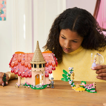 LEGO® Wicked Glinda & Elphaba Visit Munchkinland Đồ Chơi Lắp Ráp Nhà Munchkin LEGO 75690 - Góc nhìn khác 3