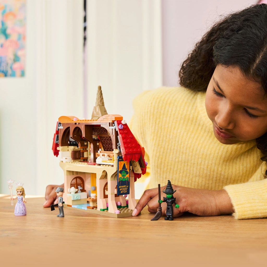 LEGO® Wicked Glinda & Elphaba Visit Munchkinland Đồ Chơi Lắp Ráp Nhà Munchkin LEGO 75690 - Hình ảnh bổ sung 5