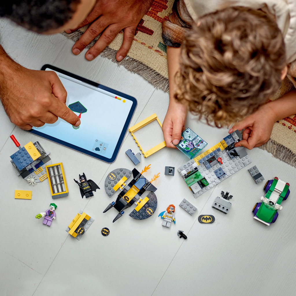 LEGO® DC Batman™ The Batcave™ with Batman, Batgirl™ & The Joker™ - Đồ chơi lắp ráp Hang Dơi LEGO 76272 - Góc nhìn khác 3