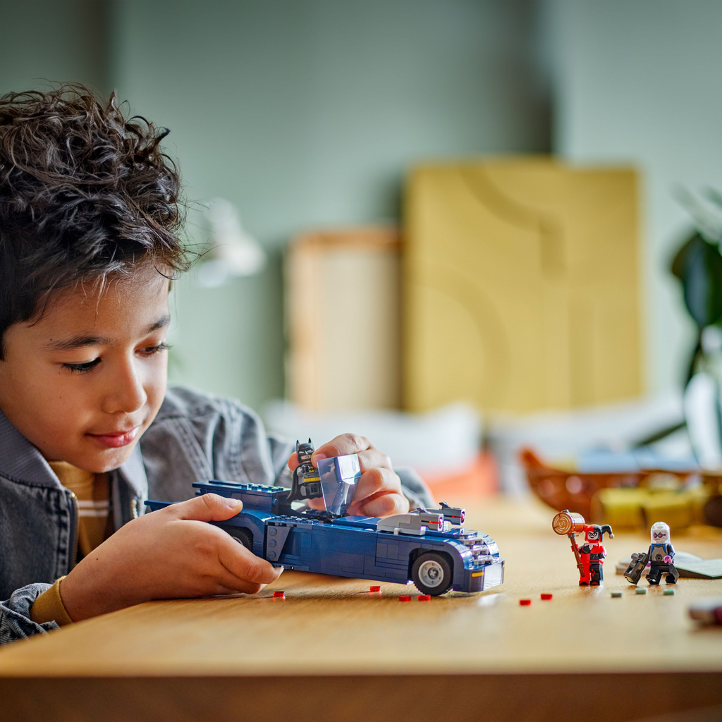 LEGO® DC Batman™: Batman™ with the Batmobile™ vs. Harley Quinn™ and Mr. Freeze™ - Bộ Lắp Ráp Xe Batmobile Siêu Anh Hùng LEGO 76274 - Hình ảnh bổ sung 4