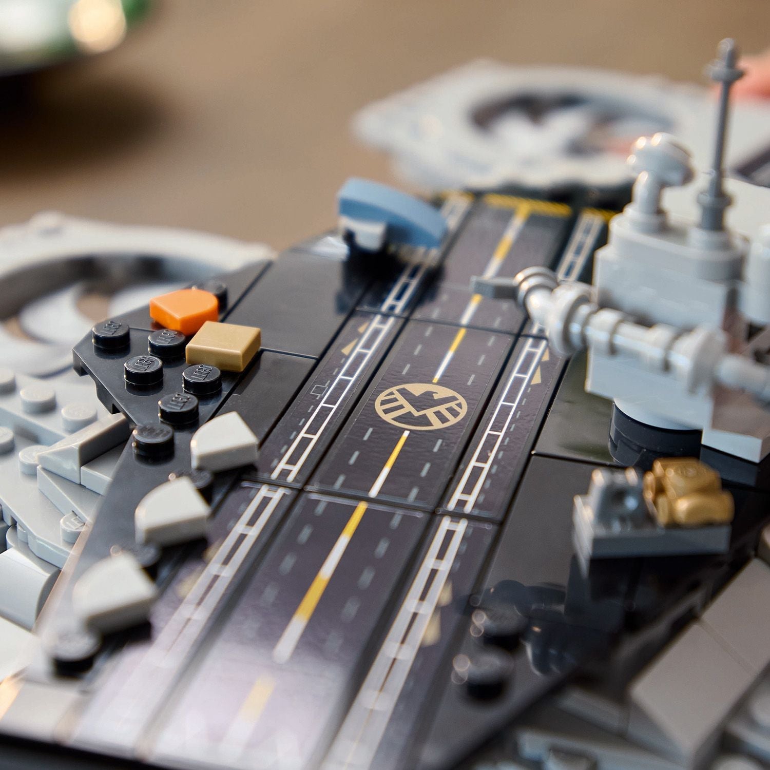 LEGO® Marvel The Avengers Helicarrier - Mô hình Phi cơ Biệt đội Siêu anh hùng Marvel (76295) - Hình ảnh bổ sung 6