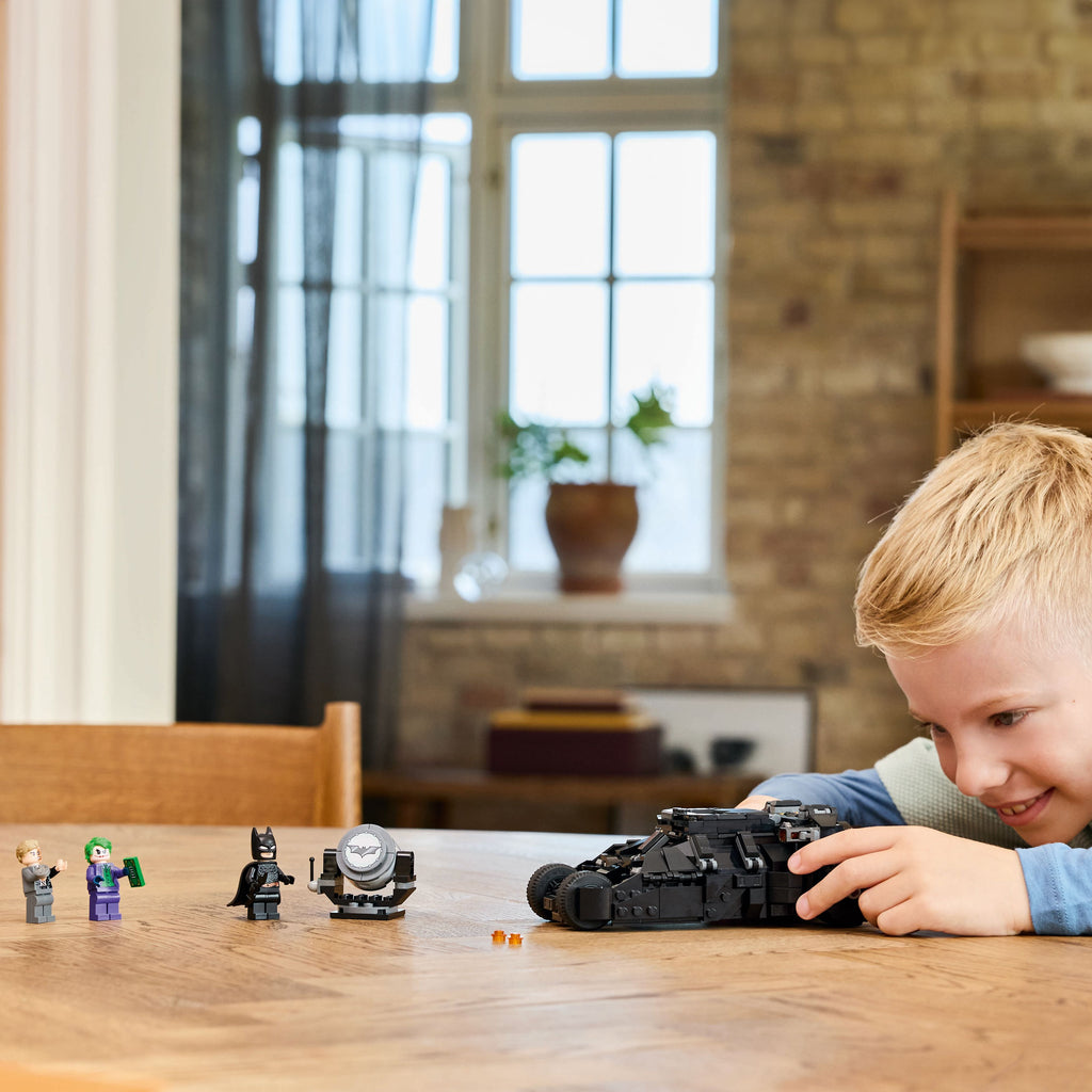 LEGO® DC Batman™: Batman Tumbler vs. Two-Face™ & The Joker™ - Mô Hình Xe Batmobile Tumbler Đồ Chơi Lắp Ráp LEGO 76303 - Góc nhìn khác 3