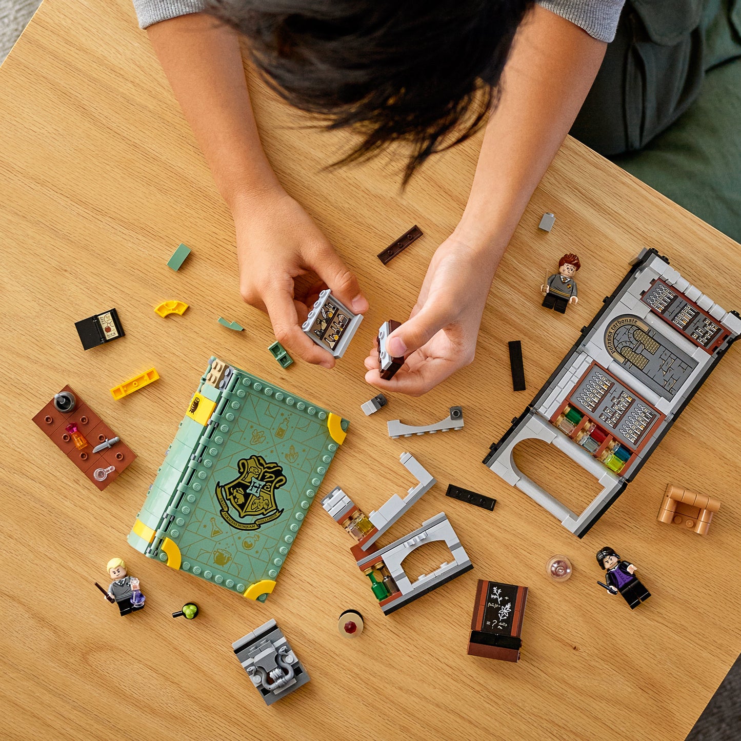LEGO® Harry Potter Hogwarts™ Moment: Potions Class - Đồ chơi lắp ráp Lớp học Độc dược - LEGO 76383 - Góc nhìn khác 3