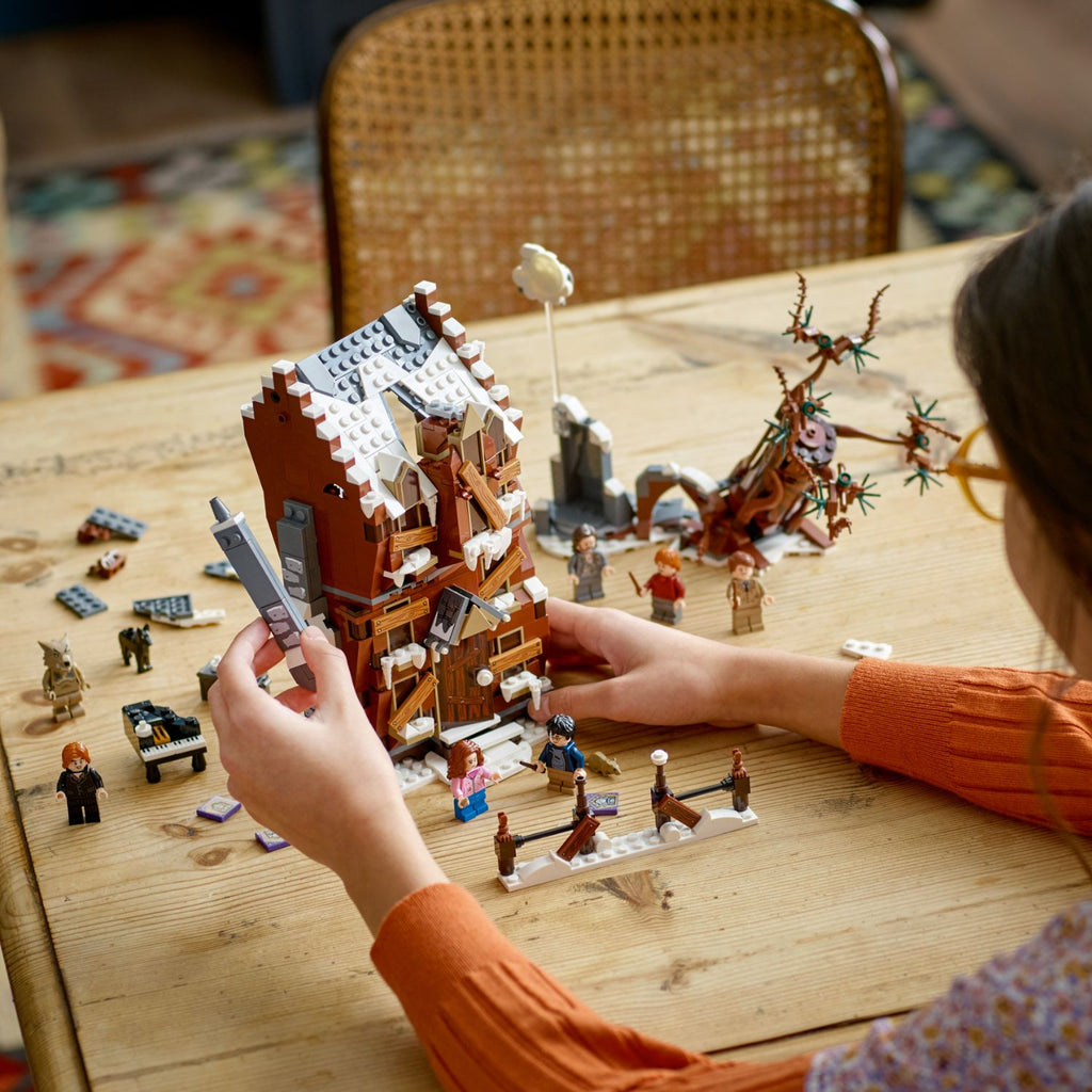 LEGO® Harry Potter™ The Shrieking Shack & Whomping Willow™ 76407 - Mô Hình Lắp Ráp Lều Hét & Cây Liễu Roi - Góc nhìn khác 3
