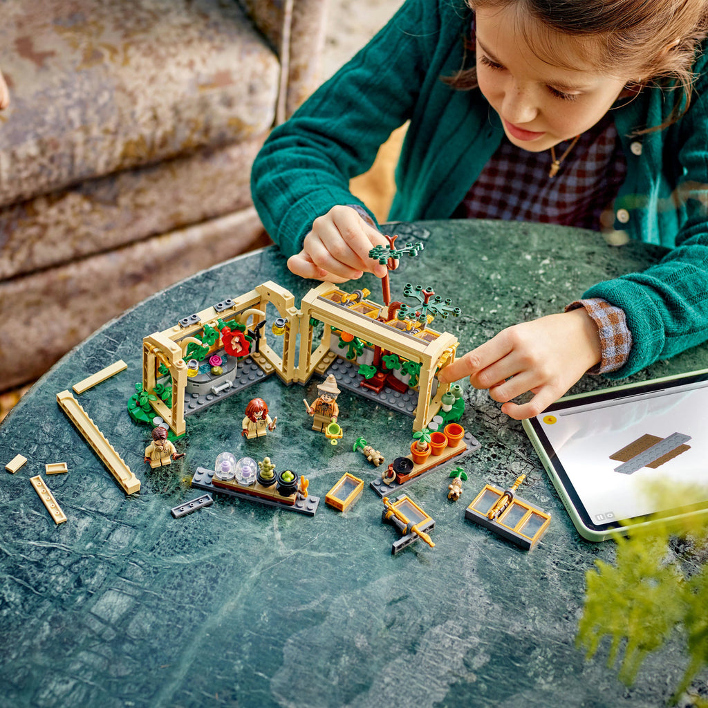 LEGO® Harry Potter™ Hogwarts™ Castle: Herbology Class - Bộ lắp ráp Lớp học Thảo dược - LEGO 76445 - Hình ảnh bổ sung 4
