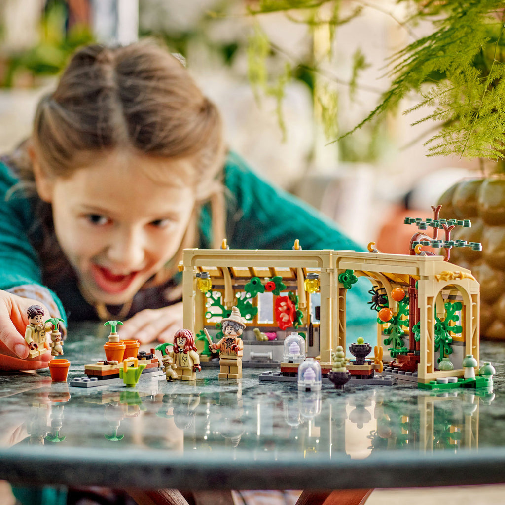 LEGO® Harry Potter™ Hogwarts™ Castle: Herbology Class - Bộ lắp ráp Lớp học Thảo dược - LEGO 76445 - Góc nhìn khác 3