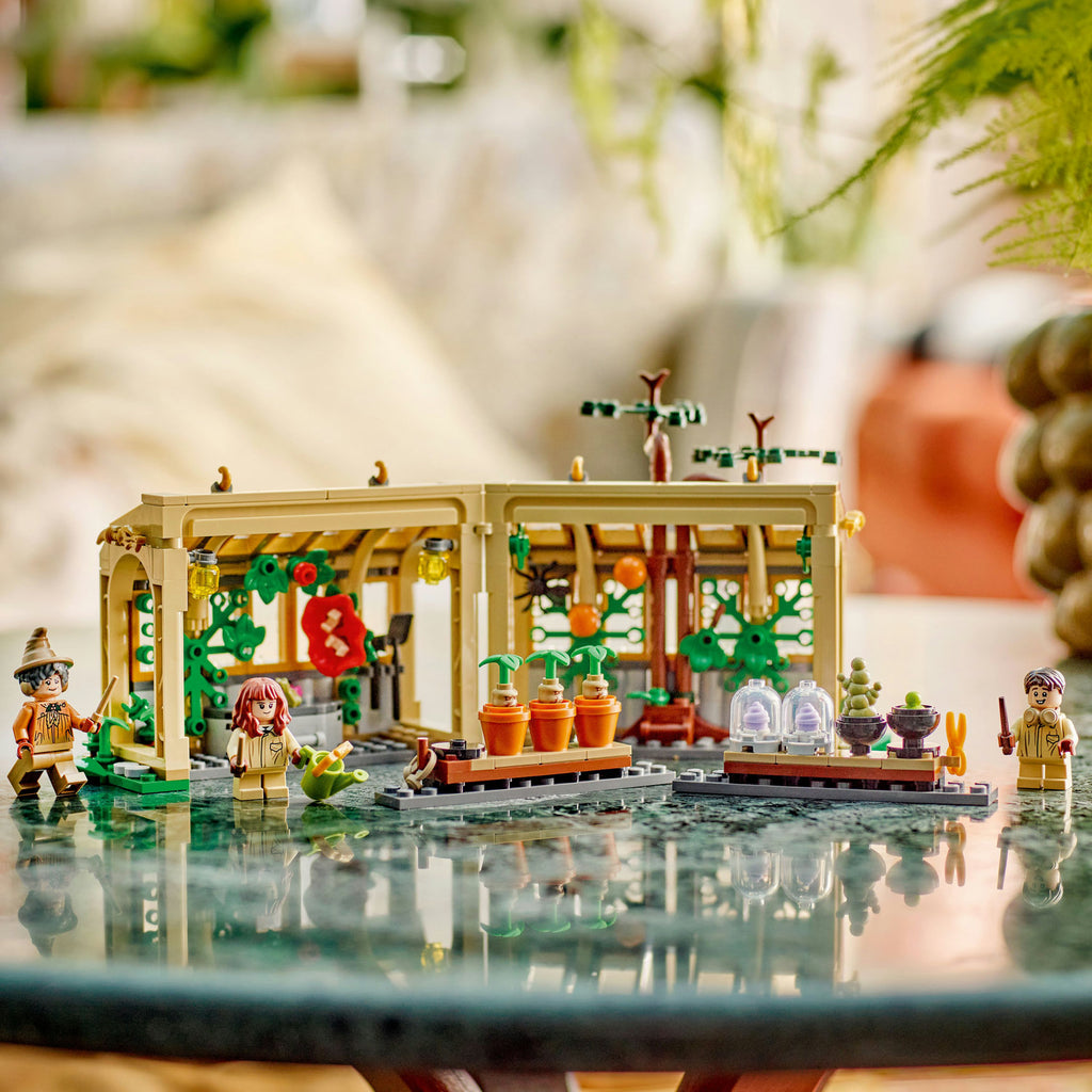 LEGO® Harry Potter™ Hogwarts™ Castle: Herbology Class - Bộ lắp ráp Lớp học Thảo dược - LEGO 76445 - Hình ảnh bổ sung 5