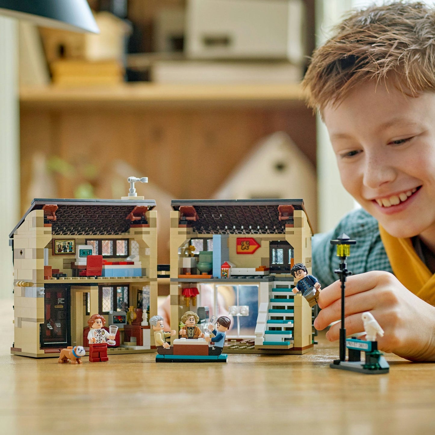 LEGO® Harry Potter™ Privet Drive: Aunt Marge's Visit - Bộ Lắp Ráp Nhà Dursley - LEGO 76451 - Góc nhìn khác 3