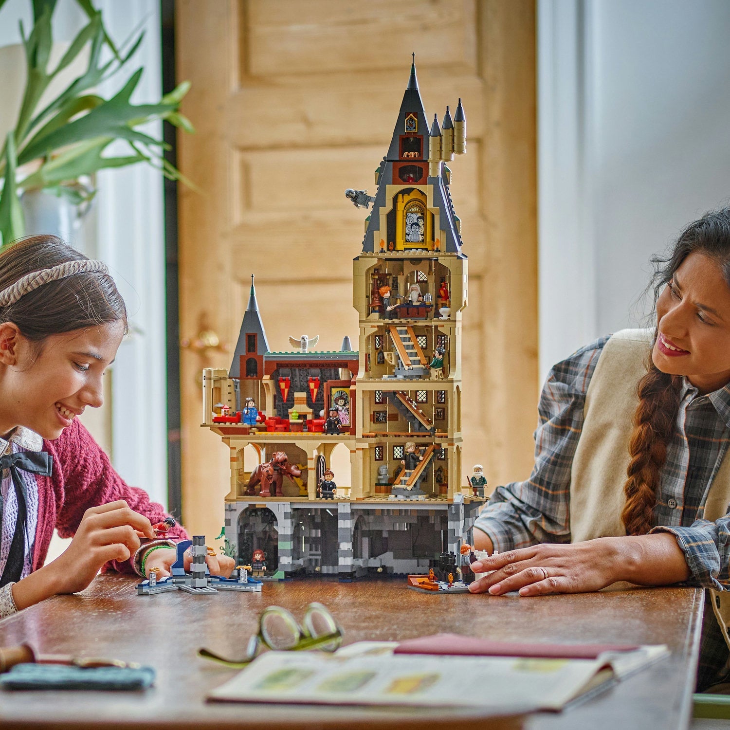 LEGO® Harry Potter™ Hogwarts™ Castle: The Main Tower - Bộ Đồ Chơi Lắp Ráp Lâu Đài Hogwarts: Tháp Chính LEGO 76454 - Góc nhìn khác 3