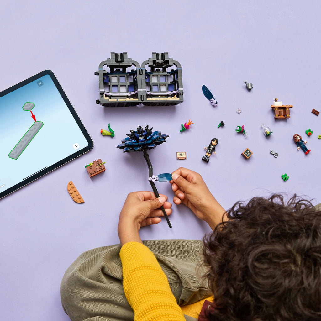 LEGO® Wednesday Black Dahlia Flower - Mô Hình Lắp Ráp Hoa Thược Dược Đen 76784 - Hình ảnh bổ sung 5