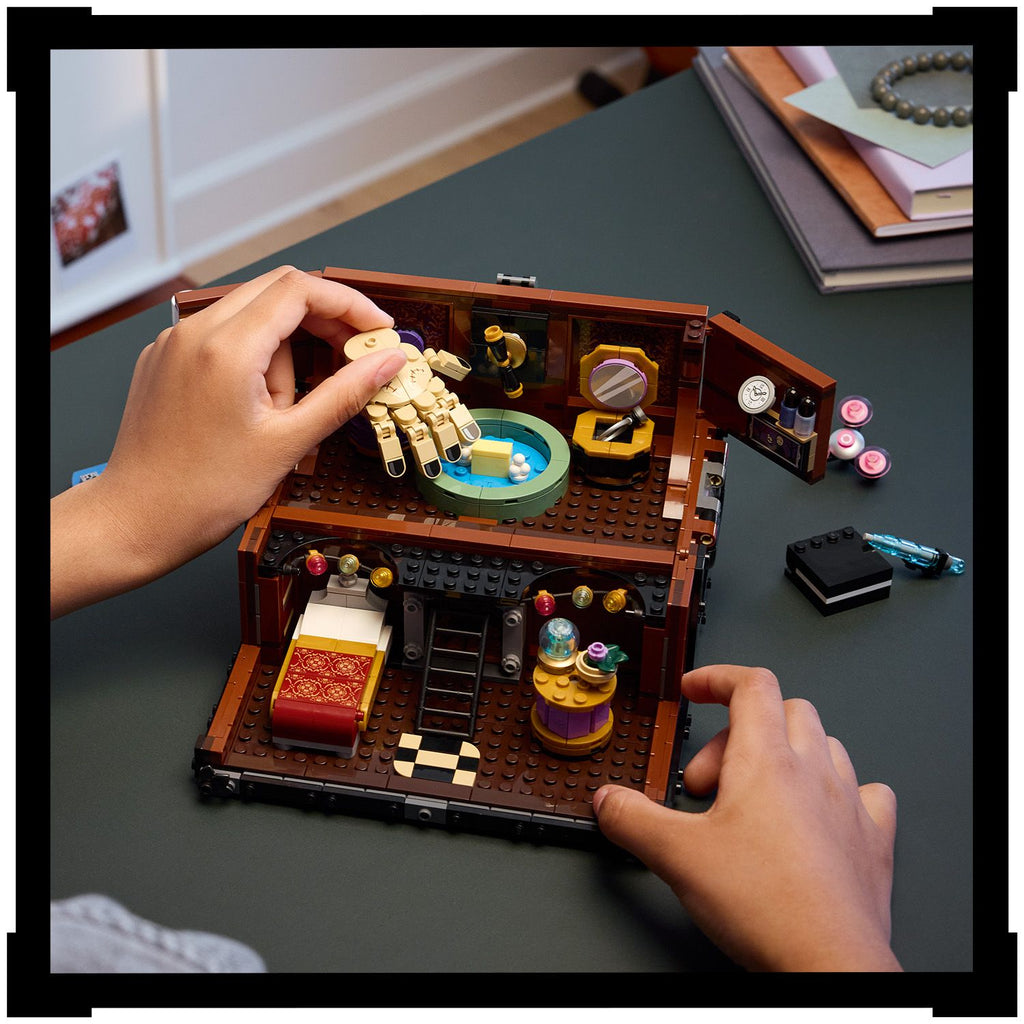 LEGO® Wednesday Thing’s Apartment - Bộ Lắp Ráp Vali Căn Hộ Của Thing - LEGO 76785 - Hình ảnh bổ sung 8