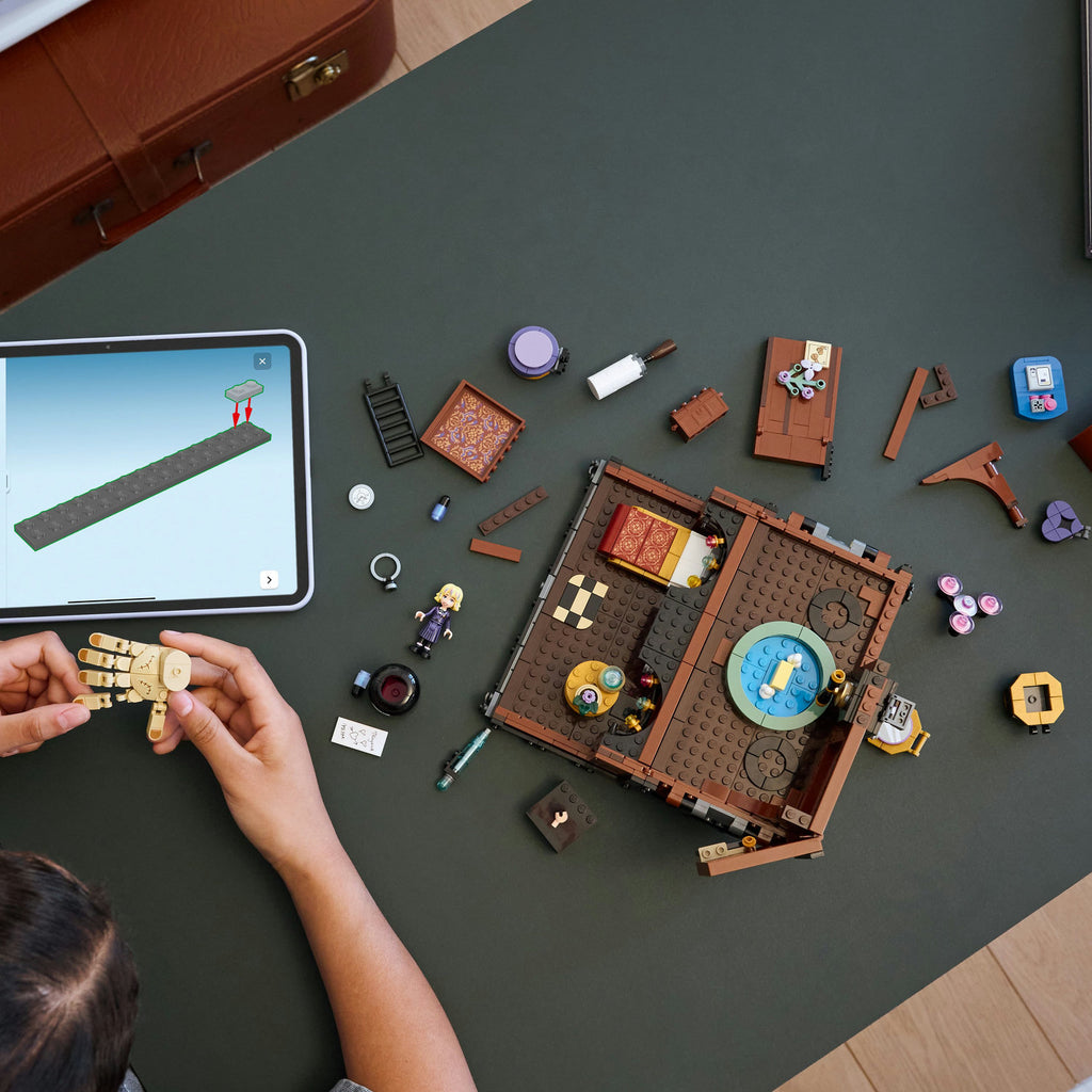 LEGO® Wednesday Thing’s Apartment - Bộ Lắp Ráp Vali Căn Hộ Của Thing - LEGO 76785 - Hình ảnh bổ sung 4