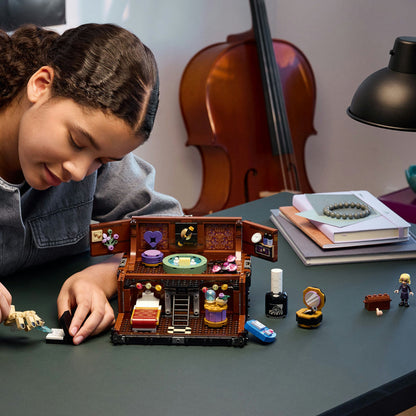 LEGO® Wednesday Thing’s Apartment - Bộ Lắp Ráp Vali Căn Hộ Của Thing - LEGO 76785 - Góc nhìn khác 3
