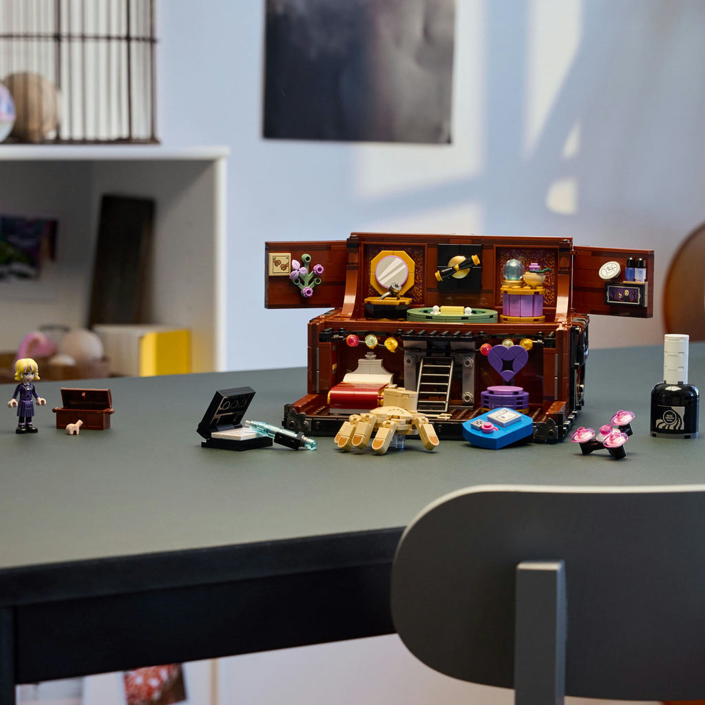 LEGO® Wednesday Thing’s Apartment - Bộ Lắp Ráp Vali Căn Hộ Của Thing - LEGO 76785 - Hình ảnh bổ sung 5