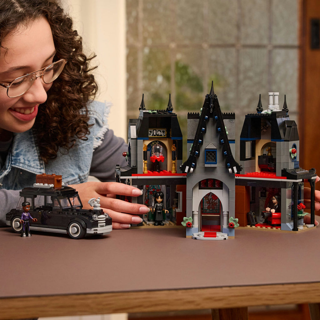 LEGO® Wednesday Morticia’s Cottage - Bộ lắp ráp Ngôi Nhà Của Morticia - LEGO 76786 - Góc nhìn khác 3