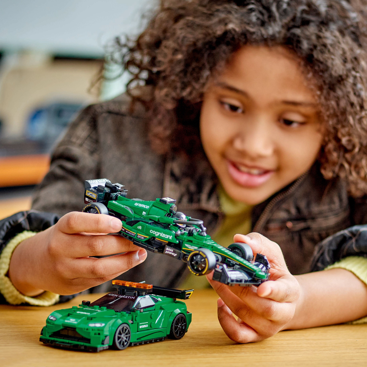 LEGO® Speed Champions Aston Martin Safety Car & AMR23 - Bộ Đồ Chơi Lắp Ráp Xe Đua F1 - LEGO 76925 - Hình ảnh bổ sung 4