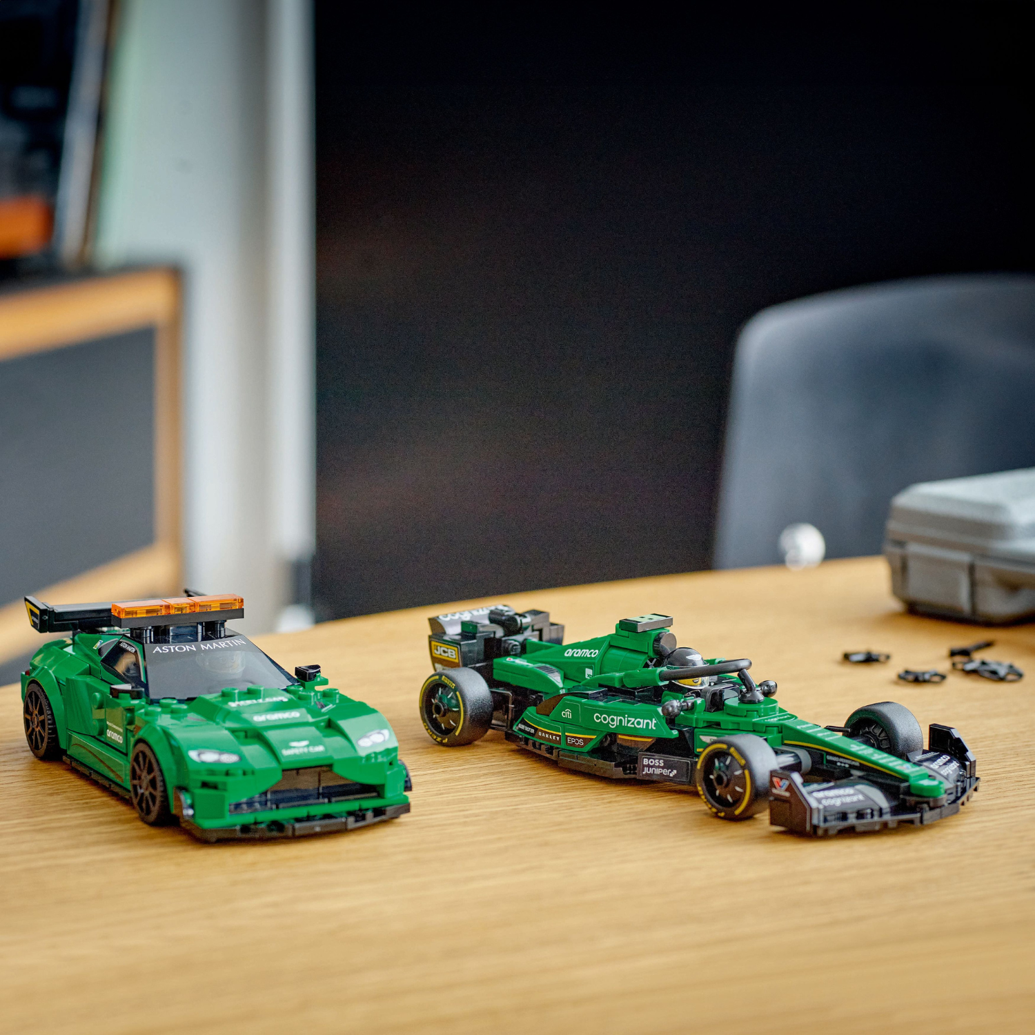 LEGO® Speed Champions Aston Martin Safety Car & AMR23 - Bộ Đồ Chơi Lắp Ráp Xe Đua F1 - LEGO 76925 - Hình ảnh bổ sung 5