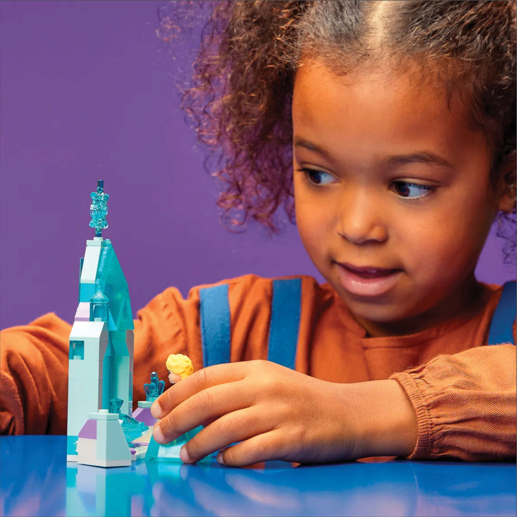LEGO® Disney™ Elsa’s Castle Courtyard - Đồ chơi lắp ráp Sân lâu đài Elsa - LEGO 43199 - Góc nhìn khác 3