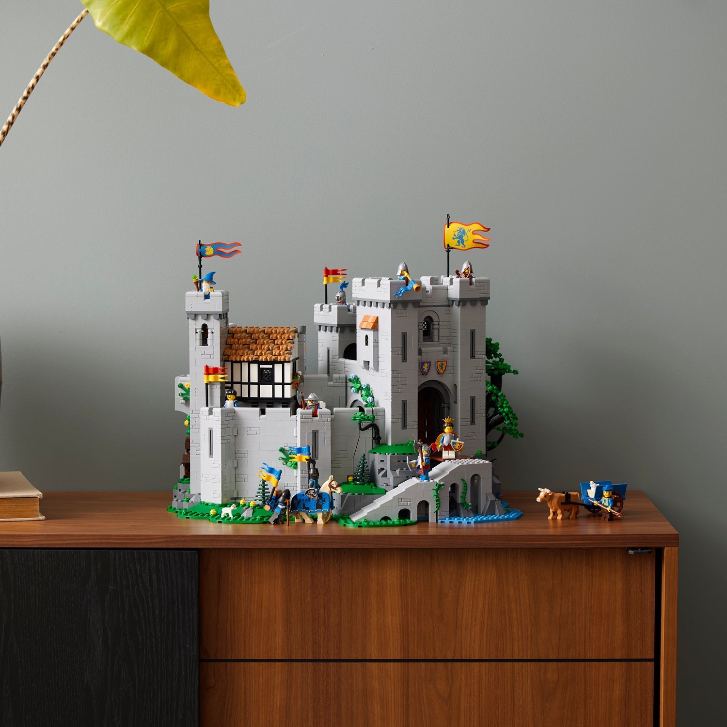 LEGO® ICONS™ Lion Knights' Castle - Bộ Lắp Ráp Lâu Đài Hiệp Sĩ Sư Tử - LEGO 10305 LEGO - ảnh 1 - Lego