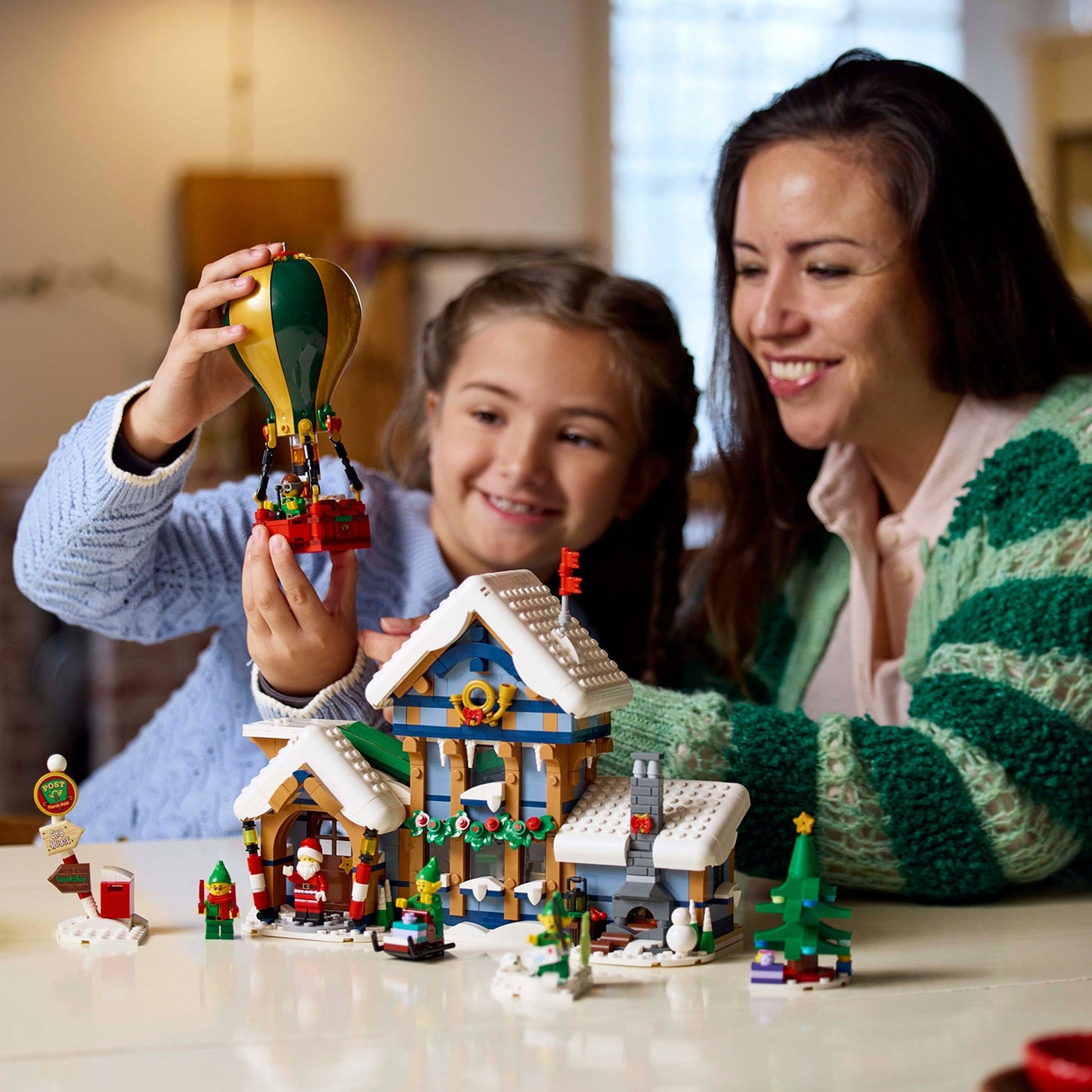 LEGO® ICONS™ Santa’s Post Office - Mô Hình Bưu Điện Ông Già Noel Giáng Sinh (10339)