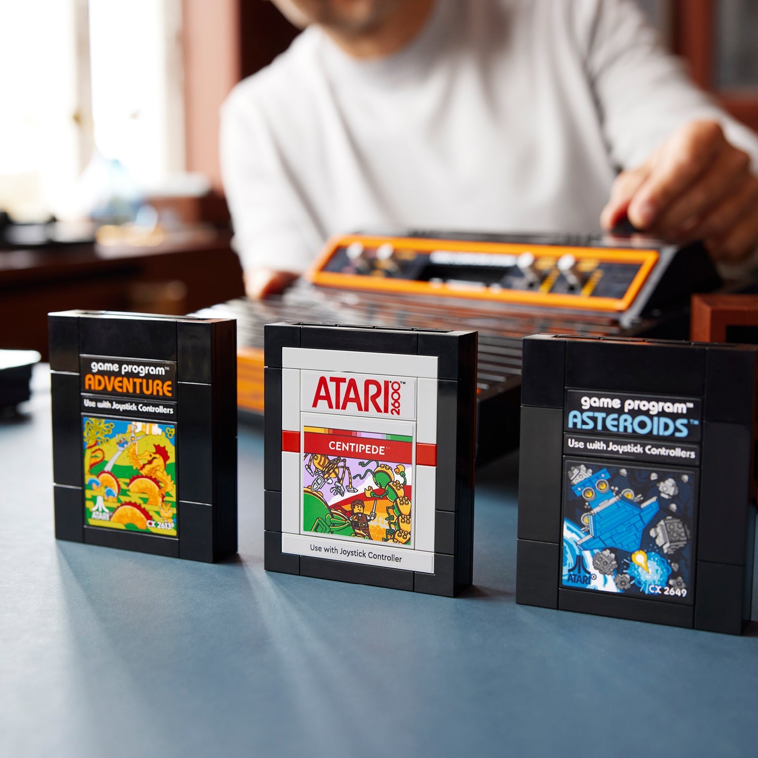LEGO® ICONS™ Atari® 2600 Bộ Lắp Ráp Máy Chơi Game Cổ Điển LEGO 10306 - Hình ảnh bổ sung 7