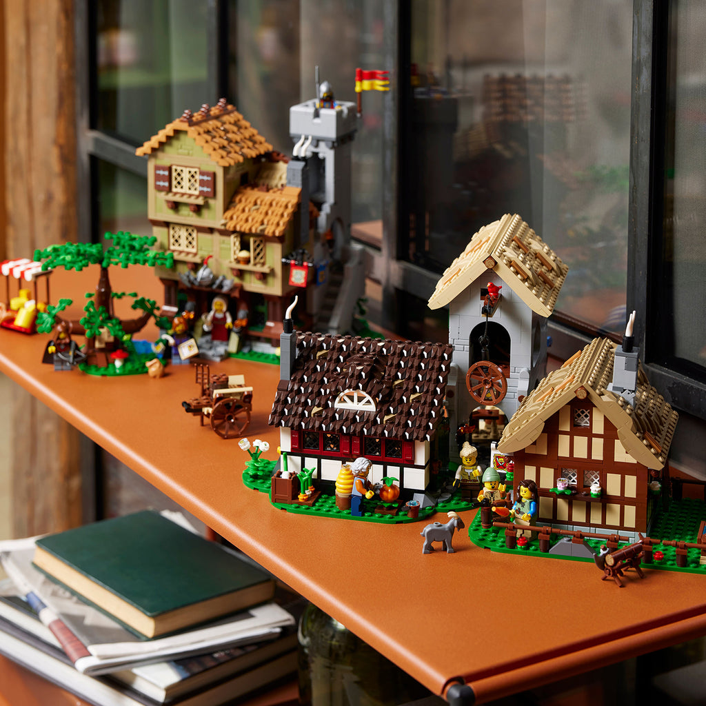 LEGO® ICONS™ Medieval Town Square - Mô hình Quảng trường Trung cổ - LEGO 10332 - Hình ảnh bổ sung 6
