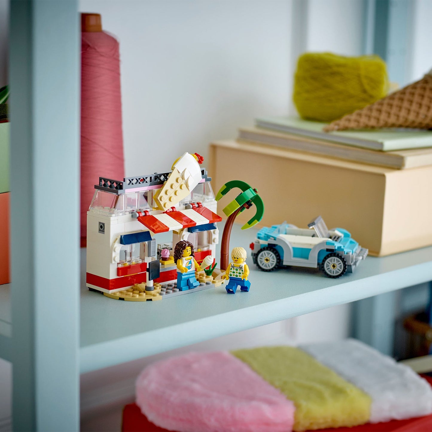 LEGO® Creator 3-in-1 Beach Camper Van - Xe Cắm Trại Bãi Biển Lắp Ráp 3 Trong 1 - LEGO 31138 - Hình ảnh bổ sung 8