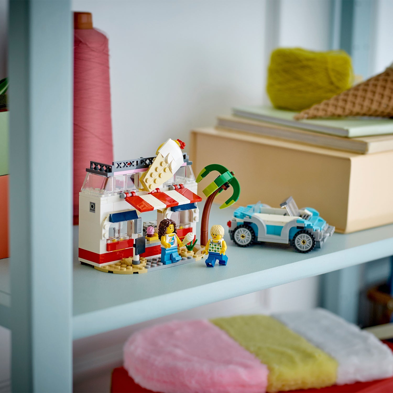 LEGO® Creator 3-in-1 Beach Camper Van - Xe Cắm Trại Bãi Biển Lắp Ráp 3 Trong 1 - LEGO 31138 - Hình ảnh bổ sung 8