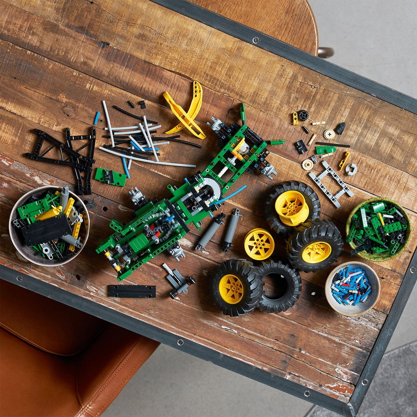 LEGO® Technic™ John Deere 948L-II Skidder - Mô Hình Xe Kéo Gỗ Kỹ Thuật LEGO 42157 - Hình ảnh bổ sung 9