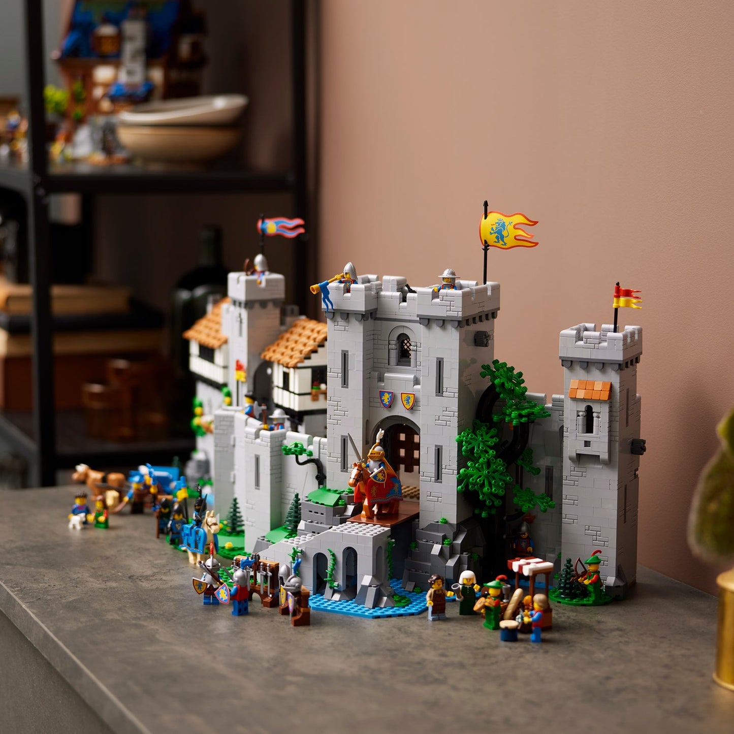 LEGO® ICONS™ Lion Knights' Castle - Bộ Lắp Ráp Lâu Đài Hiệp Sĩ Sư Tử - LEGO 10305