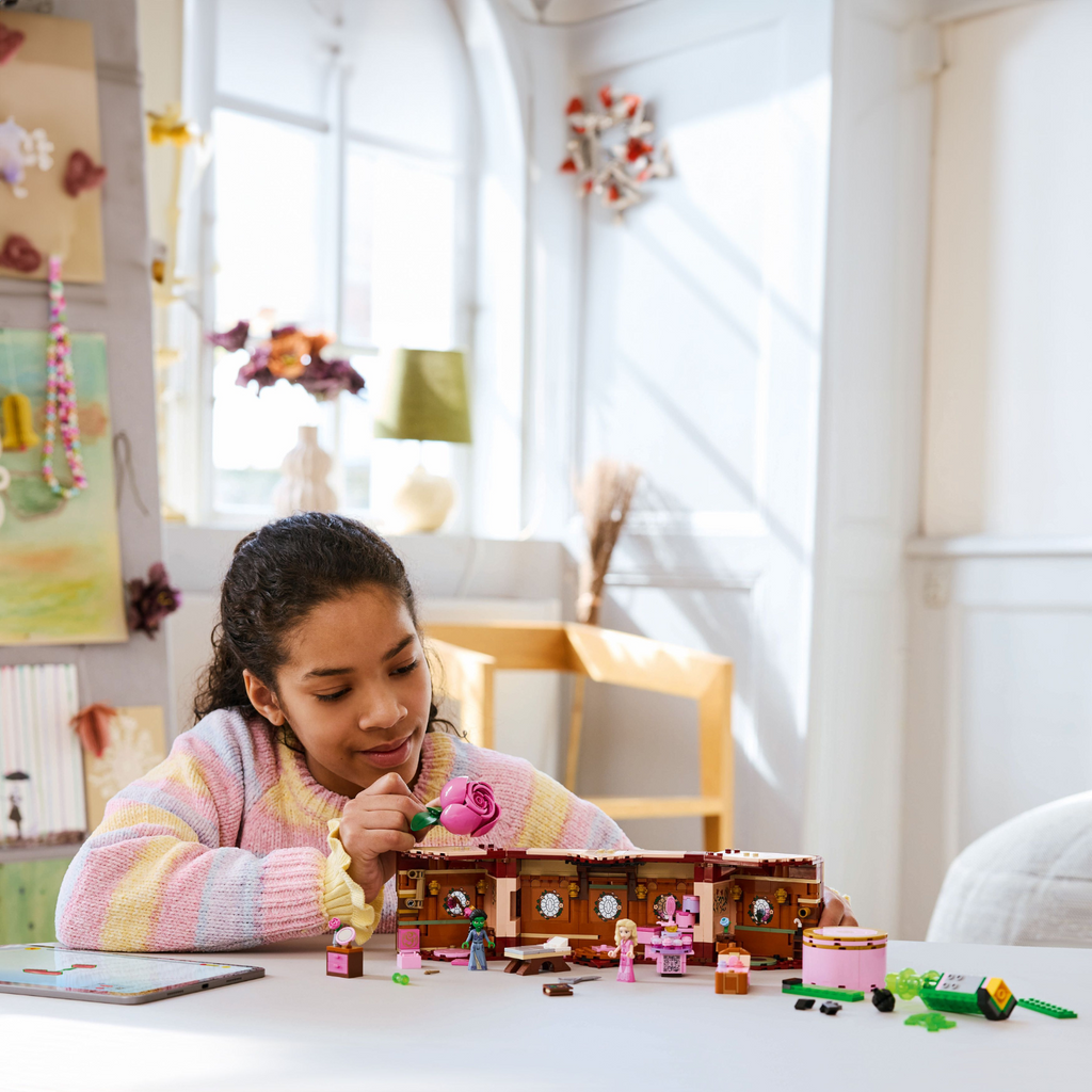 LEGO® Wicked Glinda & Elphaba’s Dormitory - Đồ chơi lắp ráp Ký túc xá Wicked - LEGO 75683 - Góc nhìn khác 3