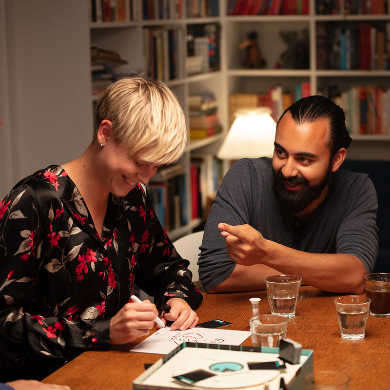 Hint: Hilarious Party Game - Trò Chơi Tiệc Tùng Vui Nhộn - Bezzerwizzer