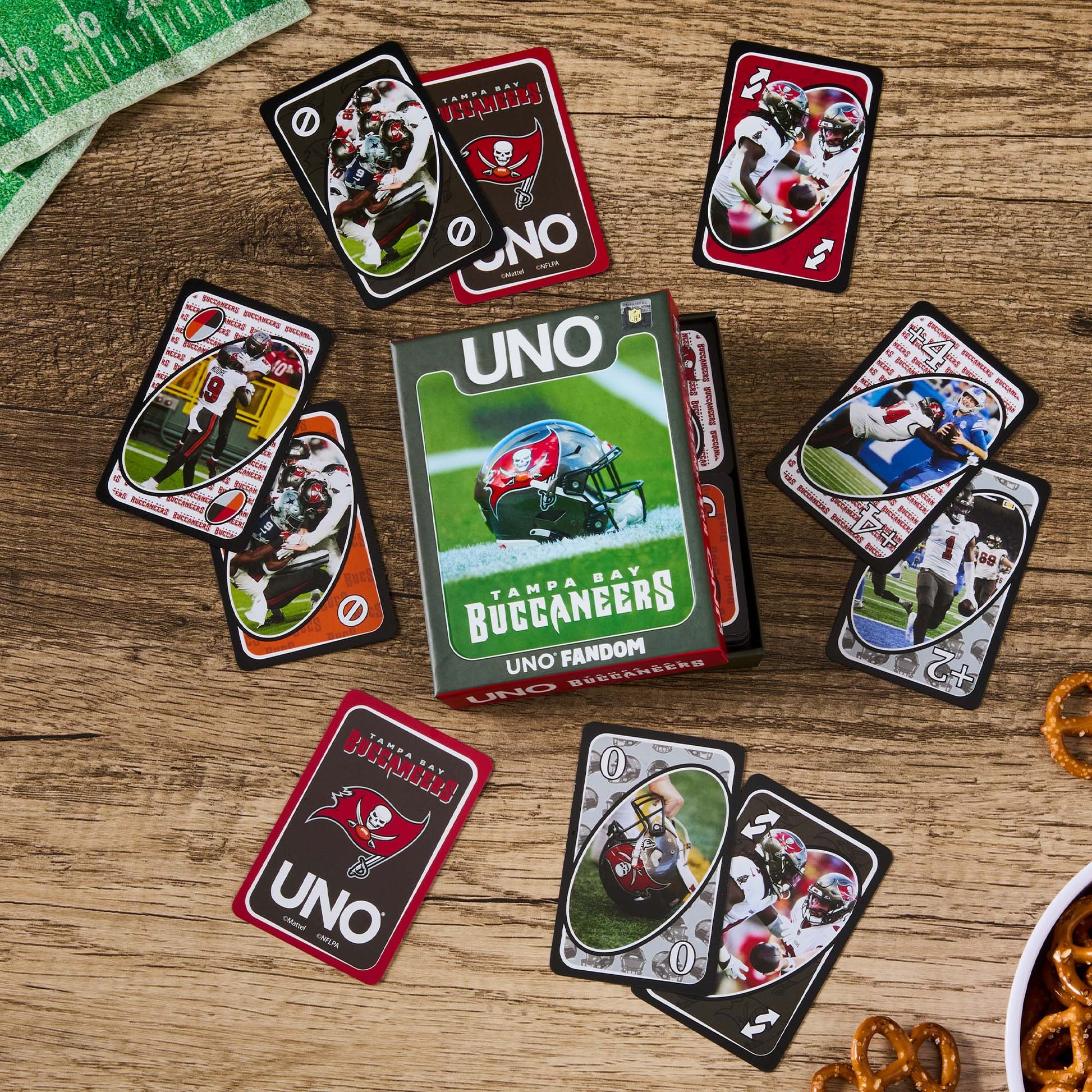 UNO Fandom NFL Tampa Bay Buccaneers Game Deck - Board Game Thẻ Bài Thể Thao - Mattel - Góc nhìn khác 3