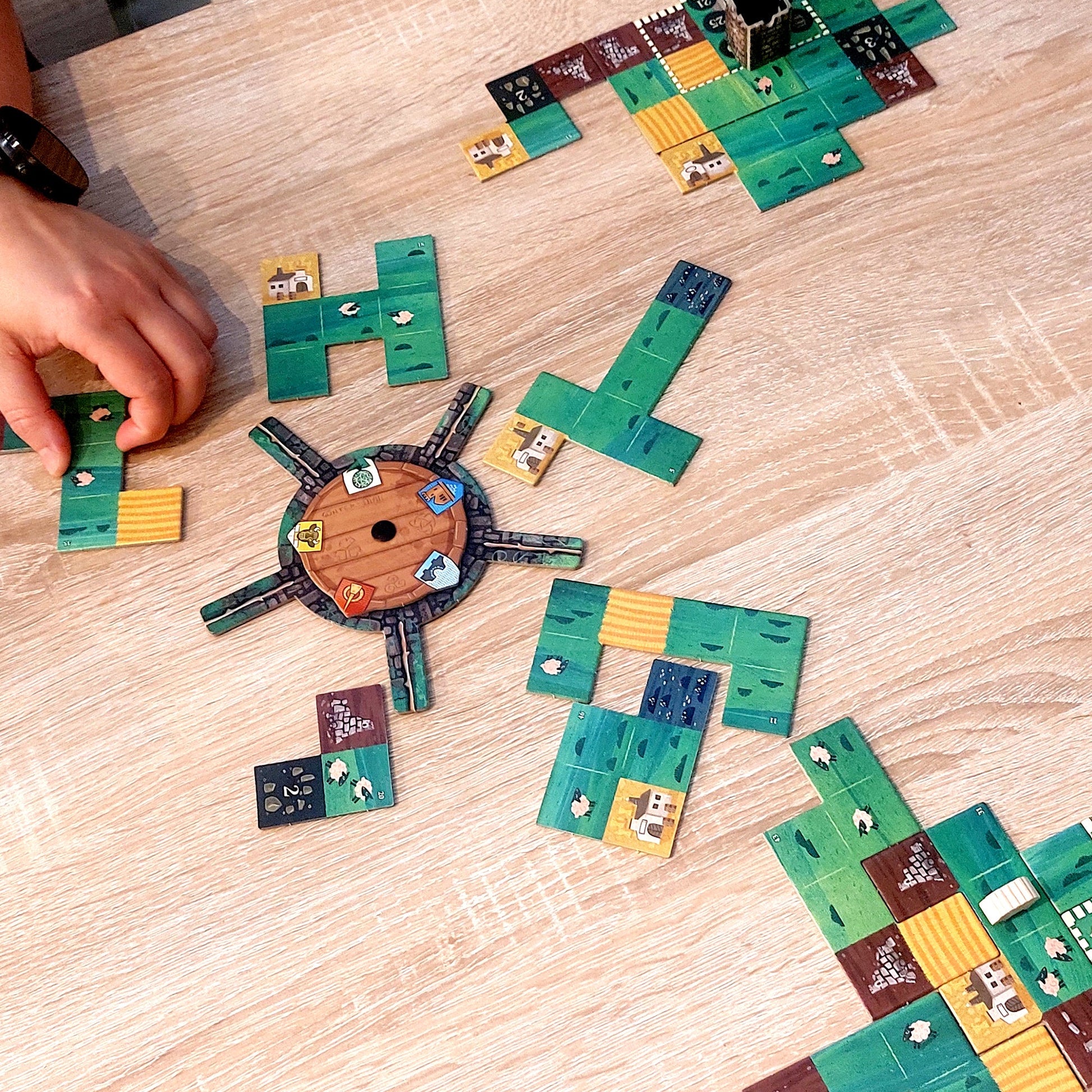 Tipperary Board Game - Board Game Gia Đình Xếp Gạch - Lookout Games - Góc nhìn khác 3