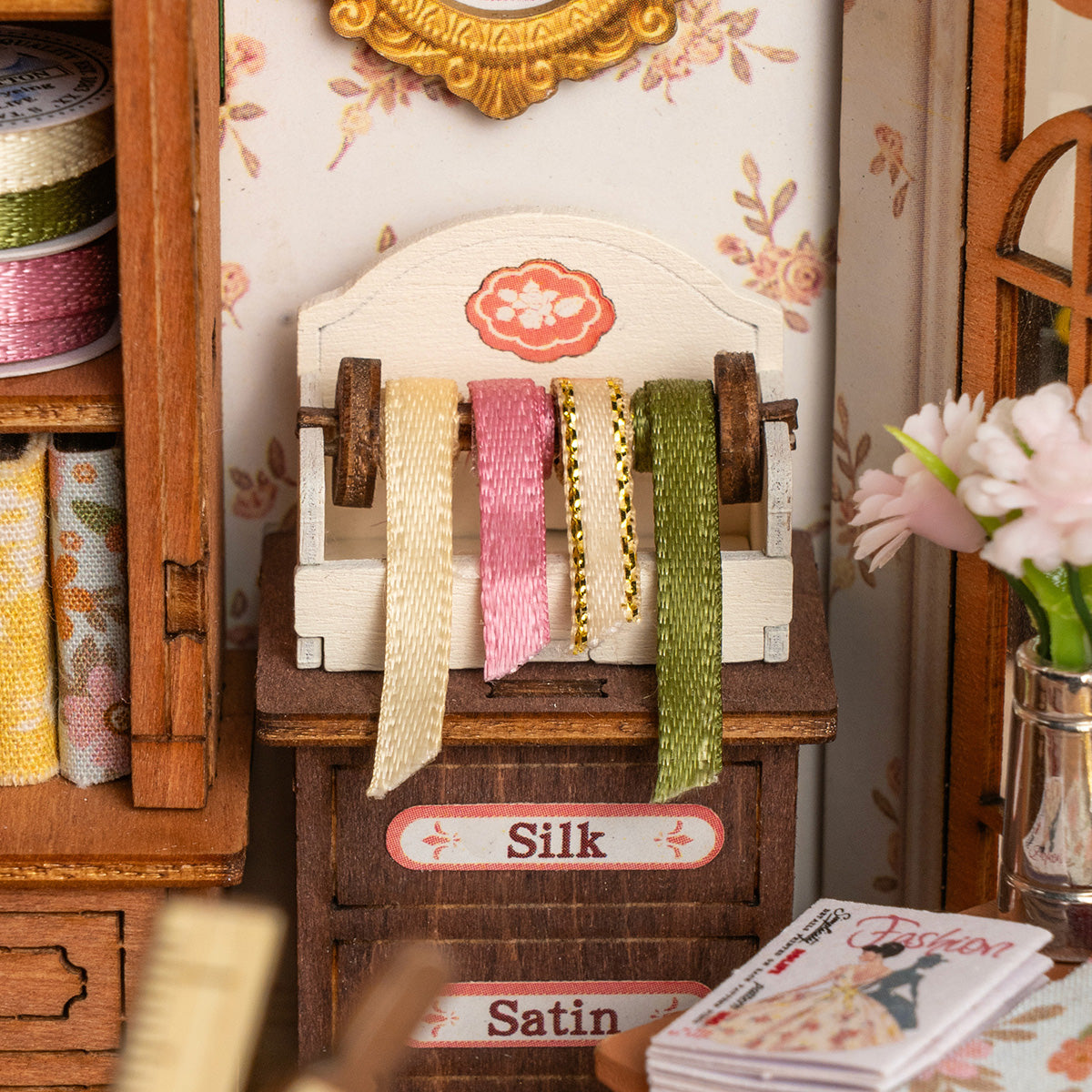 Mô Hình Nhà Gỗ Tí Hon DIY Rolife - Tiệm May Của Elsa DG178 - Hình ảnh bổ sung 6