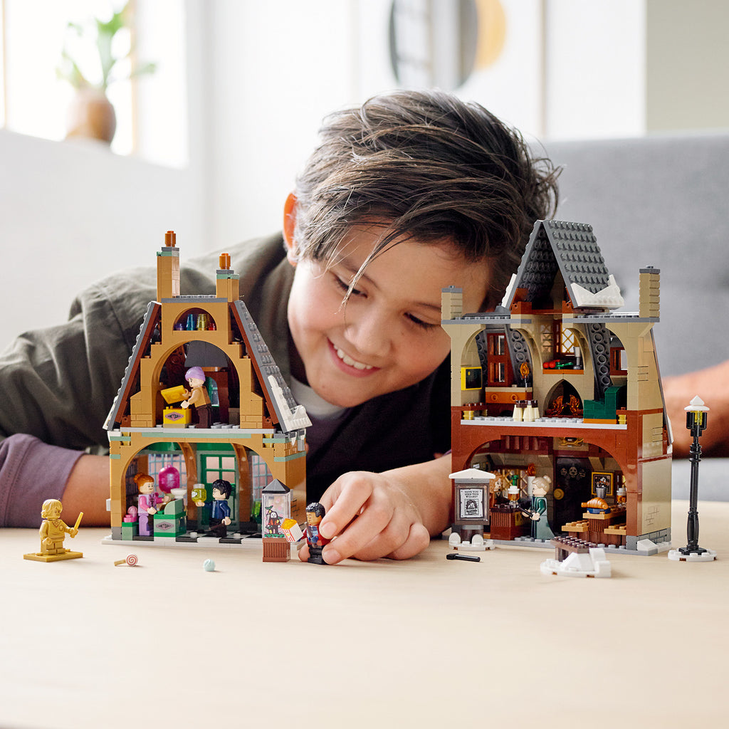 LEGO® Harry Potter™ Hogsmeade Village Visit - Bộ Lắp Ráp Làng Hogsmeade - LEGO 76388 - Góc nhìn khác 3