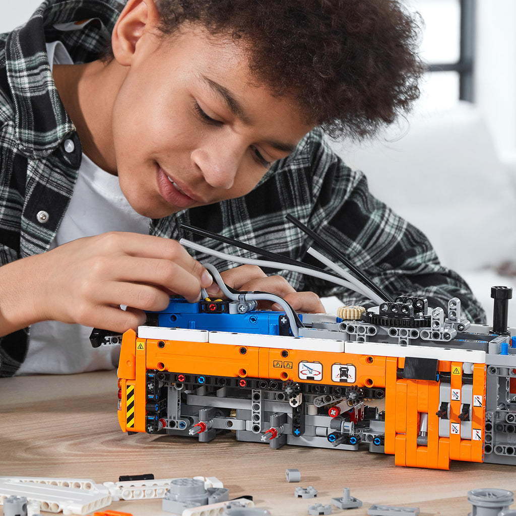 LEGO® Technic™ Heavy-duty Tow Truck - Mô Hình Xe Cứu Hộ Hạng Nặng 42128 - Góc nhìn khác 3