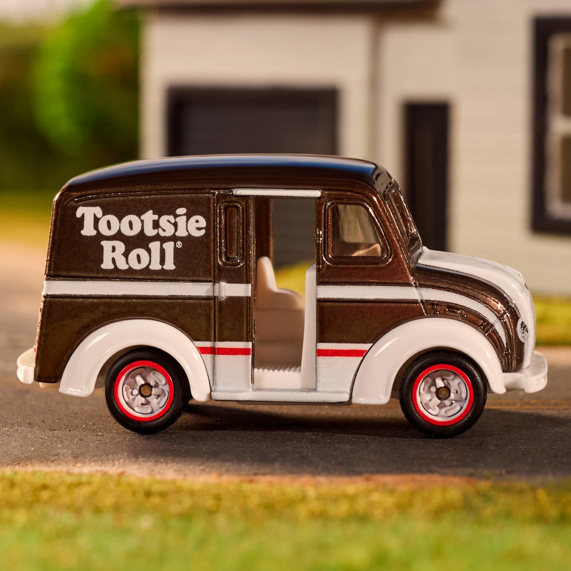 Matchbox Tootsie Roll Divco Milk Truck - Xe Tải Sữa Mô Hình Sưu Tầm Matchbox HJW62 - Góc nhìn khác 3