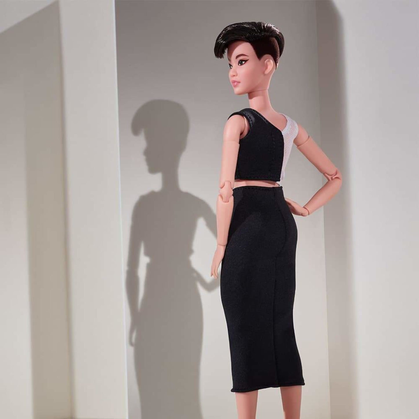 Barbie Looks Doll (Petite, Brunette Pixie Cut) Búp Bê Sưu Tầm Chính Hãng Mattel GXB29 - Góc nhìn khác 3