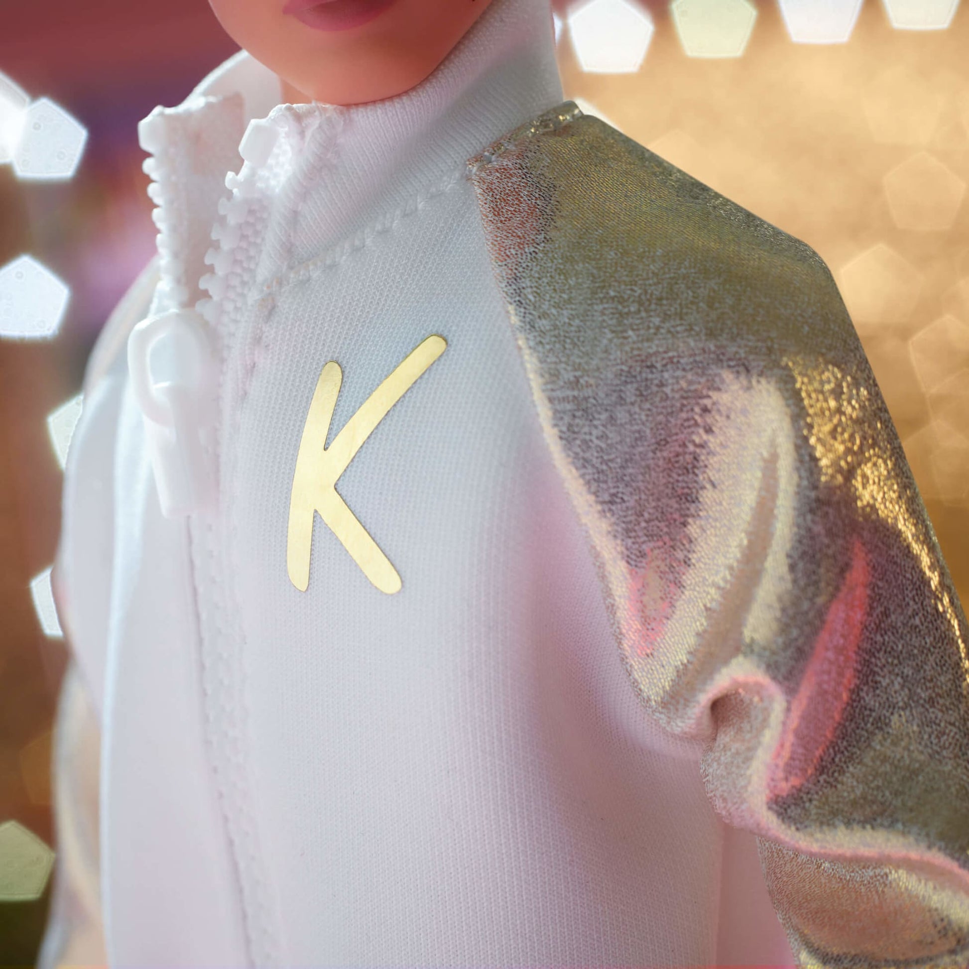 Ken Doll In White and Gold Tracksuit – Barbie The Movie Búp bê sưu tầm Mattel HPK04 - Hình ảnh bổ sung 4