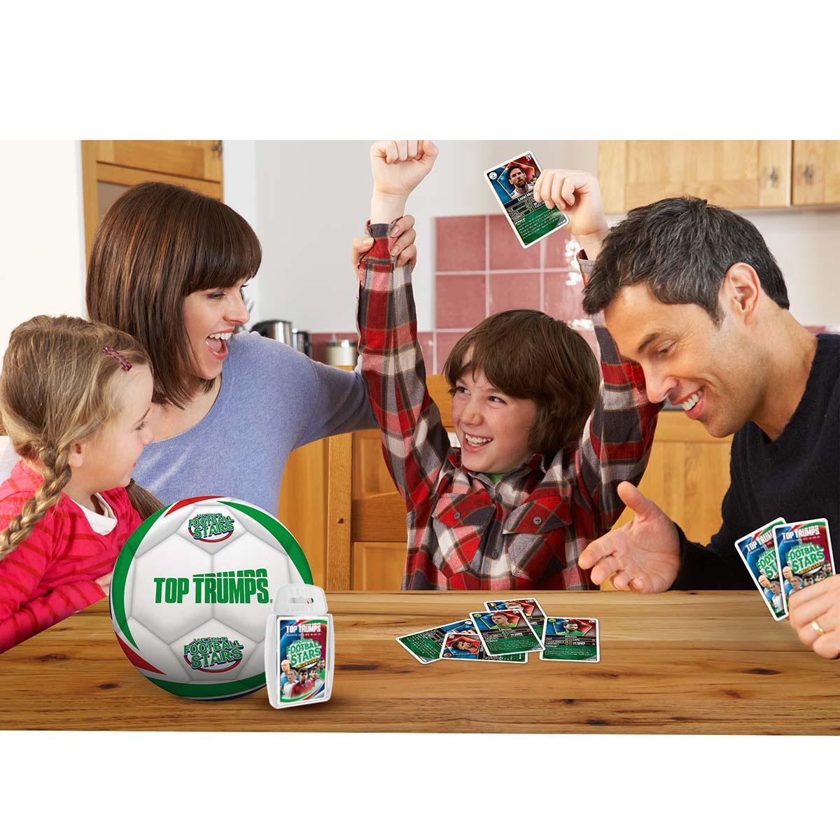 World Football Stars Top Trumps Card Game & Football Gift Set - Bộ Quà Tặng Bóng Đá & Thẻ Bài - Winning Moves Winning Moves U