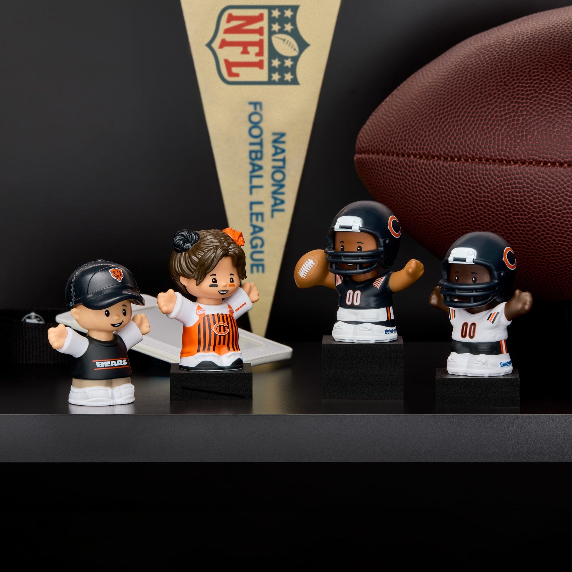 Little People Collector x NFL Chicago Bears Set - Bộ Figure Sưu Tầm Bóng Bầu Dục - Mattel - Góc nhìn khác 3