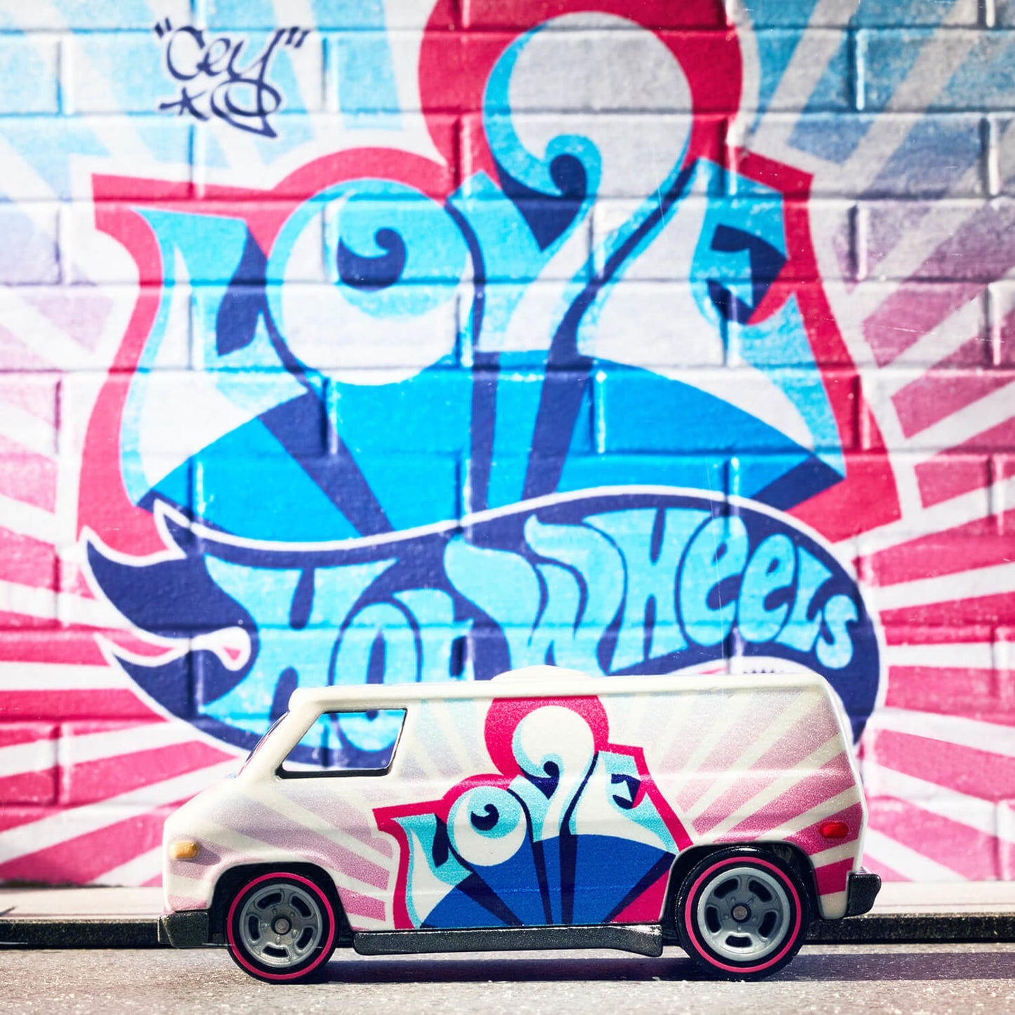 Hot Wheels Cey Adams “LOVE” 70’s Van - Xe Mô Hình Sưu Tầm Die-cast - Hình ảnh sản phẩm