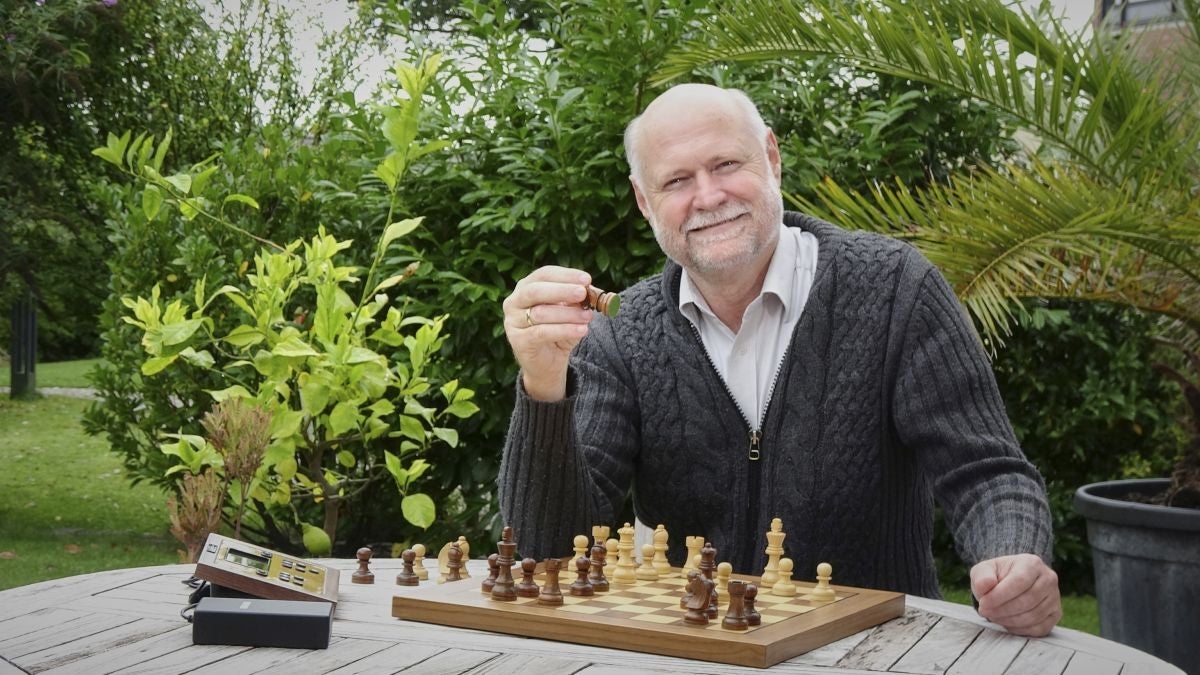 Chess Classics Exclusive Chess Computer by Millennium - Máy Chơi Cờ Vua Điện Tử Cao Cấp Millennium - Góc nhìn khác 3