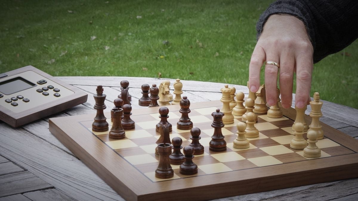 Chess Classics Exclusive Chess Computer by Millennium - Máy Chơi Cờ Vua Điện Tử Cao Cấp Millennium - Hình ảnh chi tiết 2
