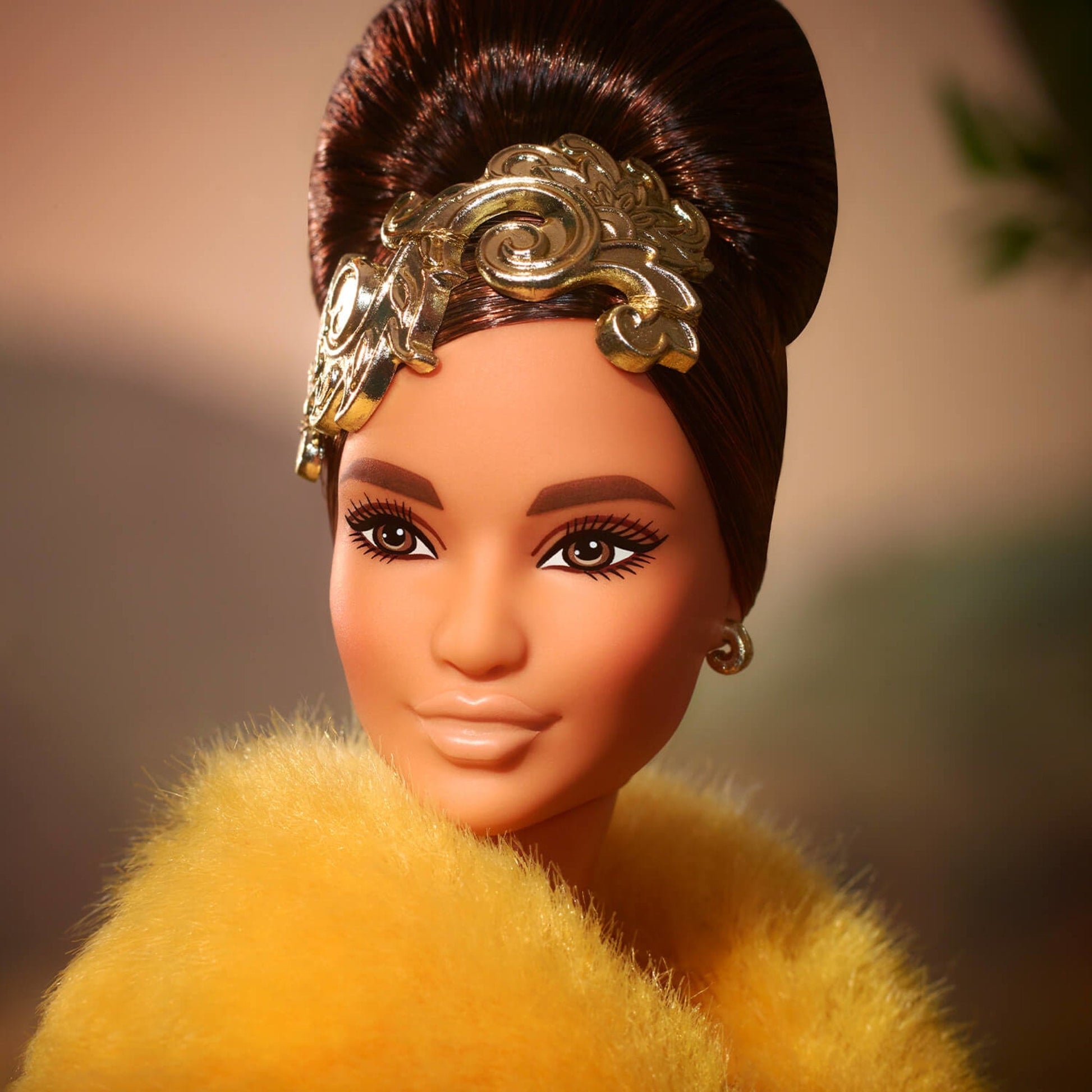 Guo Pei Barbie Doll Wearing Golden-Yellow Gown - Búp bê Sưu tầm Cao cấp Barbie Signature Barbie Signature - ảnh 6 - Collectib