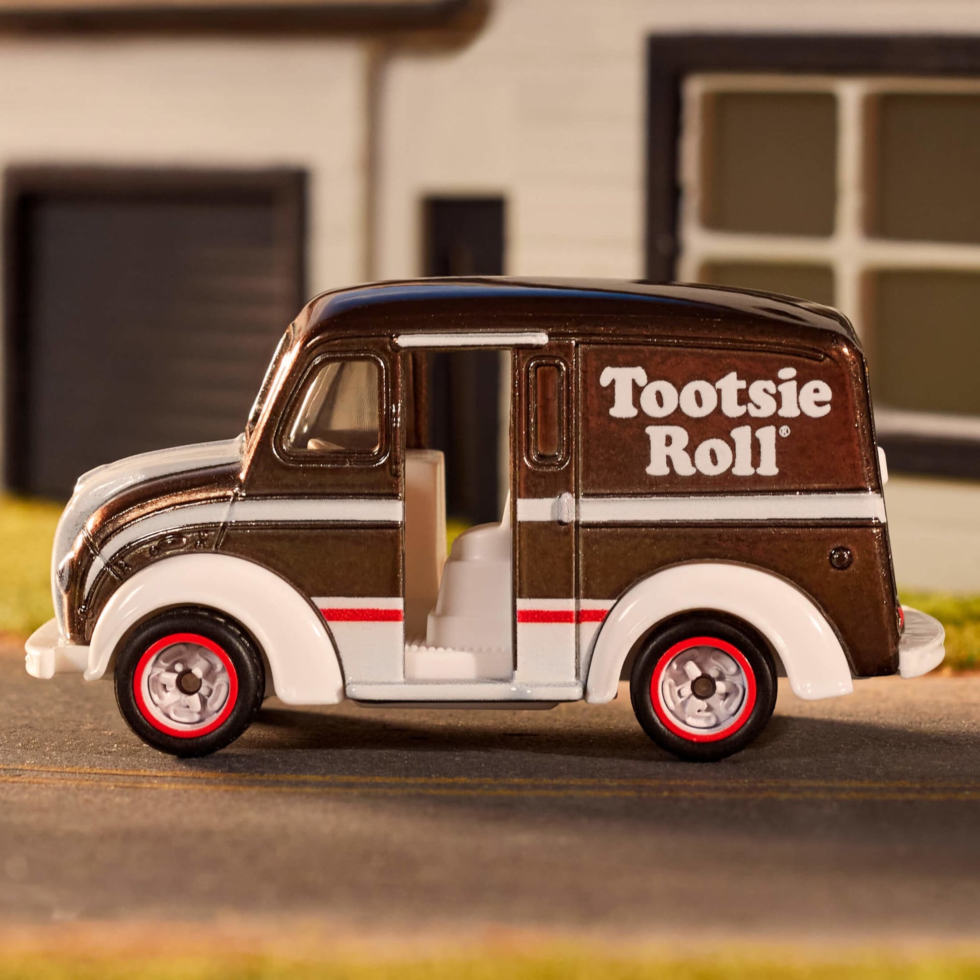 Matchbox Tootsie Roll Divco Milk Truck - Xe Tải Sữa Mô Hình Sưu Tầm Matchbox HJW62 - Hình ảnh bổ sung 4